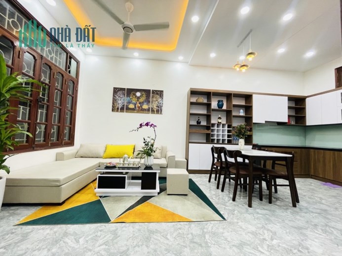 Bán nhà ngõ 175 Lạc Long Quân, Võ Chí Công dt 50m2 x 5 t mặt tiền 4,5 m thoáng sau giá 6,3 tỷ
