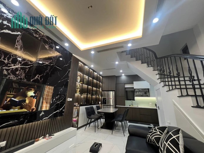 Siêu Phẩm, Bán nhà Chùa Láng, Đống Đa 40m2, 5 tầng,2 thoáng  tặng full nội thất vip