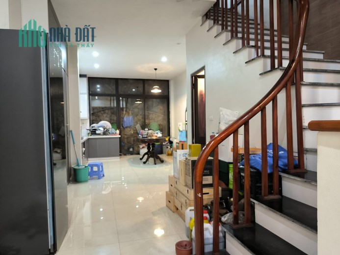 Bán nhà phố Nguyễn Văn Cừ, Gara Ô tô, 70 m2, 5 tầng, giá chỉ 12 tỷ.