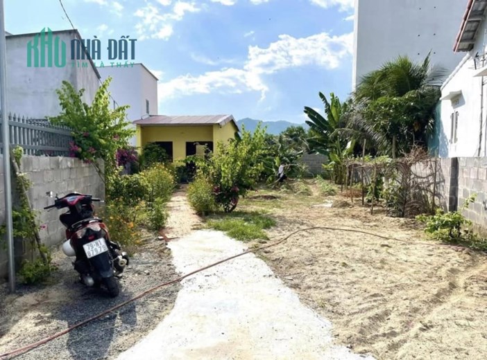 Bán đất tặng nhà sân vườn tuyệt đẹp Vĩnh Ngọc Nha Trang gần Sông giá tốt chỉ 10 tr/m2