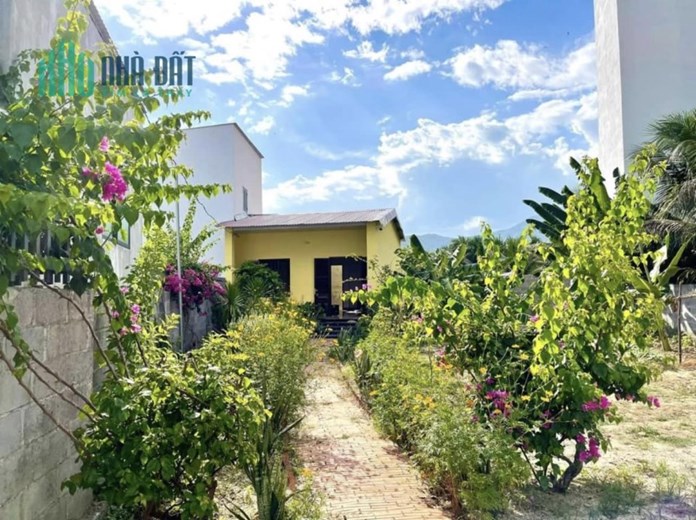 Bán đất tặng nhà sân vườn tuyệt đẹp Vĩnh Ngọc Nha Trang gần Sông giá tốt chỉ 10 tr/m2