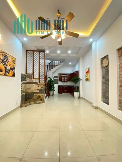 BÁN NHÀ GẦN TRƯỜNG ĐẠI HỌC NGOẠI THƯƠNG PHỐ CHÙA LÁNG DT:40M2 x 5 TẦNG x MT:4M x 4 PHÒNG NGỦ