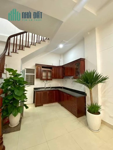 BÁN NHÀ GẦN TRƯỜNG ĐẠI HỌC NGOẠI THƯƠNG PHỐ CHÙA LÁNG DT:40M2 x 5 TẦNG x MT:4M x 4 PHÒNG NGỦ