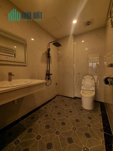 Mặt Phố, Lô Góc, 55m2 MTx4.5m, Thang Máy, Nhà Hàng, Văn Phòng, Long Biên
