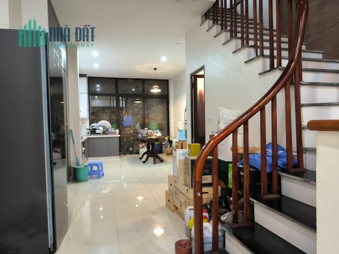 nhà đẹp Nguyễn Văn Cừ, 70m x 5tầng, trung tâm Gia Thuỵ, gara, ôtô tránh