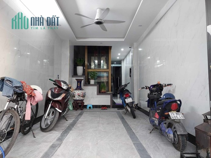 Cho thuê căn hộ khép kin Tầng 2, 3, 50m2, 8.5tr, thang máy, ô tô đỗ cửa, Xuân La.