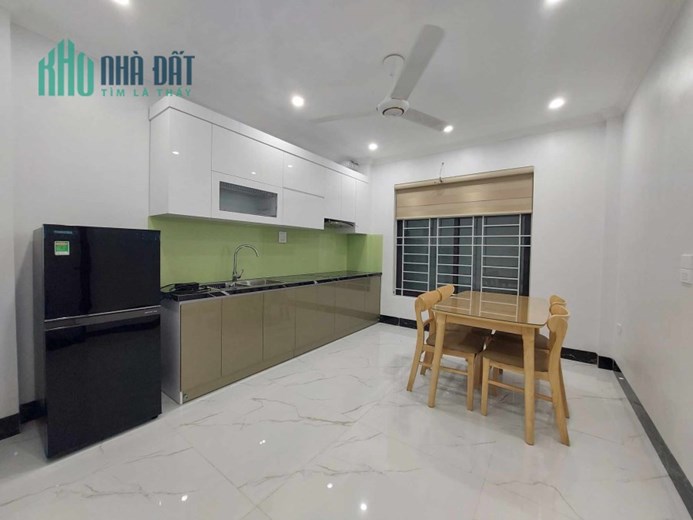 Cho thuê căn hộ khép kin Tầng 2, 3, 50m2, 8.5tr, thang máy, ô tô đỗ cửa, Xuân La.