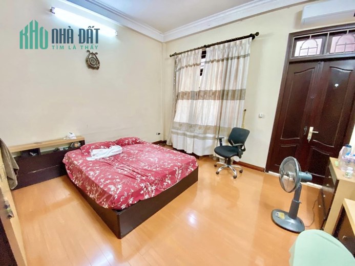 Cực Hiếm, Bán nhà 2 thoáng 55m2 ở phố Trần Duy Hưng, mặt tiền rộng, dân xây