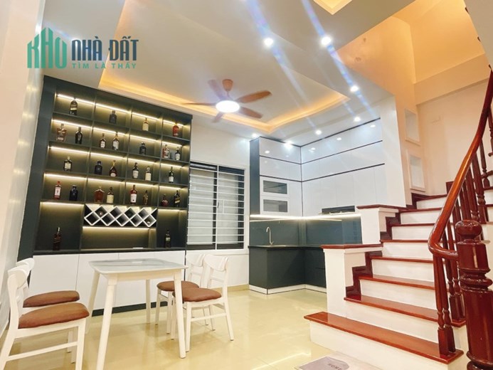 Bán nhà đẹp ở ngay Xuân Thủy Cầu Giấy. DT 42m - 4T - Mt 5m Chỉ 6.3 tỷ Gần Phố , Trường ĐH
