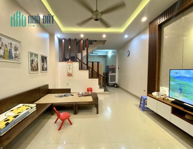 BÁN NHÀ PHỐ HOÀNG CẦU 41M2 x 4T, HÀNG XÓM QUẬN ỦY ĐỐNG ĐA, Ô TÔ 7 CHỖ ĐỖ, CHỈ 7 TỶ