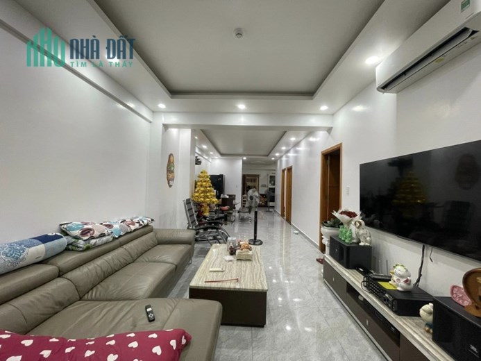 Bán căn hộ CC Linh Tây, DT sàn 141 m2, tiện ích đầy đủ, KV năng động, Giá chỉ còn 4,1 tỷ