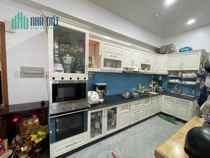 Bán căn hộ CC Linh Tây, DT sàn 141 m2, tiện ích đầy đủ, KV năng động, Giá chỉ còn 4,1 tỷ