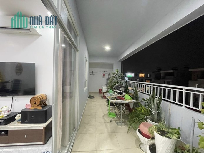 Bán căn hộ CC Linh Tây, DT sàn 141 m2, tiện ích đầy đủ, KV năng động, Giá chỉ còn 4,1 tỷ