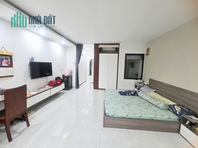Bán nhà mặt phố Hoàng Văn Thái lô góc, giá 13 tỷ 8
