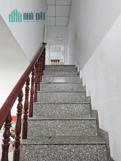 Hiện nhà e đang ở nhưng muốn về quê luôn nên muốn bán căn nhà để thu hồi vốn.