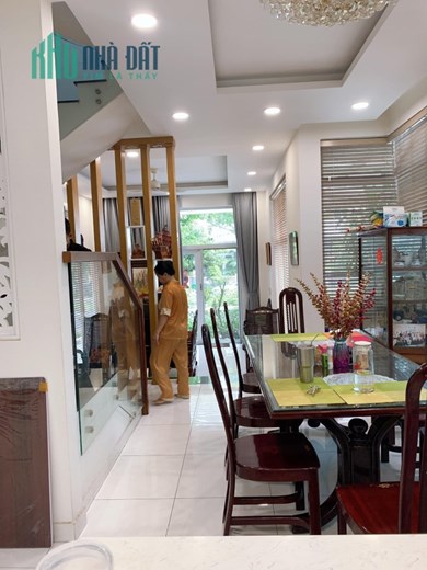 Bán biệt thự trung tâm Q7 chỉ 1km sang Q1 giá chỉ 20,4 tỷ