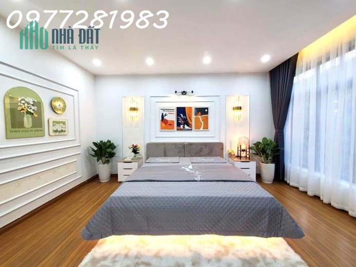 Nhà mới cạnh Nhổm, thang máy, xe tải, giá 5.65 tỷ