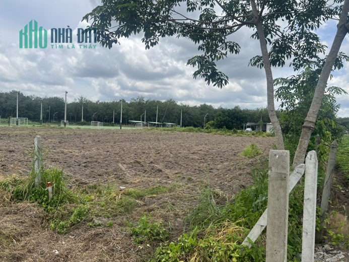 - Gia đình cần tiền trả Bank, bán lô đất mặt tiền đường 8m, được giá bán luôn, cho trả góp.