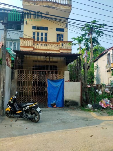 BÁN ĐẤT TẶNG NHÀ 2 TẦNG __%______
Tại Xuân Sen - Thuỷ Xuân Tiên
+ Diện tích 176m - có 100m thổ cư
+
