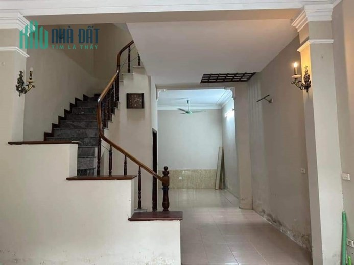 Nhà Đê La Thành thông Trung Phụng 41m² ngõ sáng, sạch 3 gác tránh gần phố 4.35 tỷ