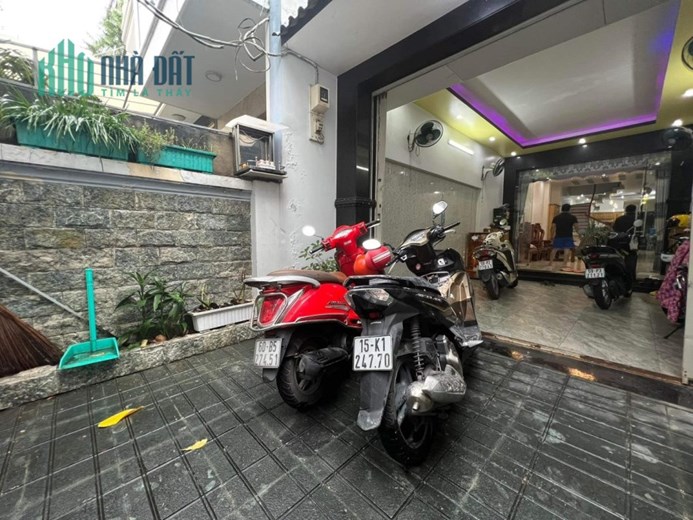 Mặt tiền kinh doanh Bàu Bàng ,Tân Bình 135 m2 ,
3 lầu, 11 phòng chỉ 17 tỷ