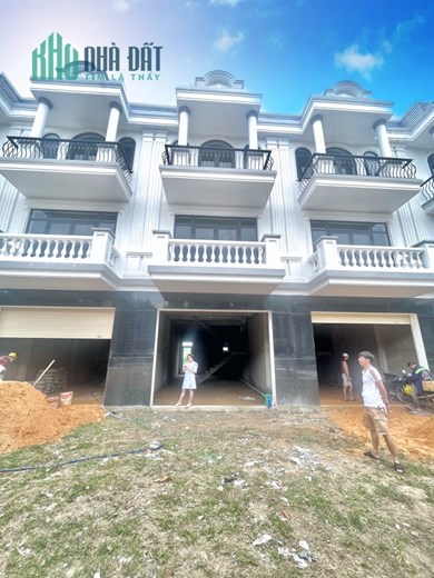Bán nhà mặt Phố đường nhựa trước nhà 17m giá rẻ