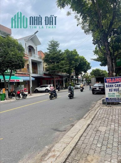 Bán nhà chính chủ 90m2 mặt tiền đường Bà Huyện Thanh Quan, ngã tư giao với Nguyễn Bá Lân.