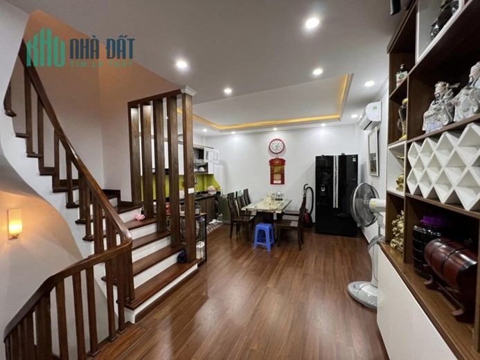 Bán nhà phố Trần Hữu Tước, ngõ nông, rộng, nhà dân xây, 40m, 4PN, 3.6 tỷ