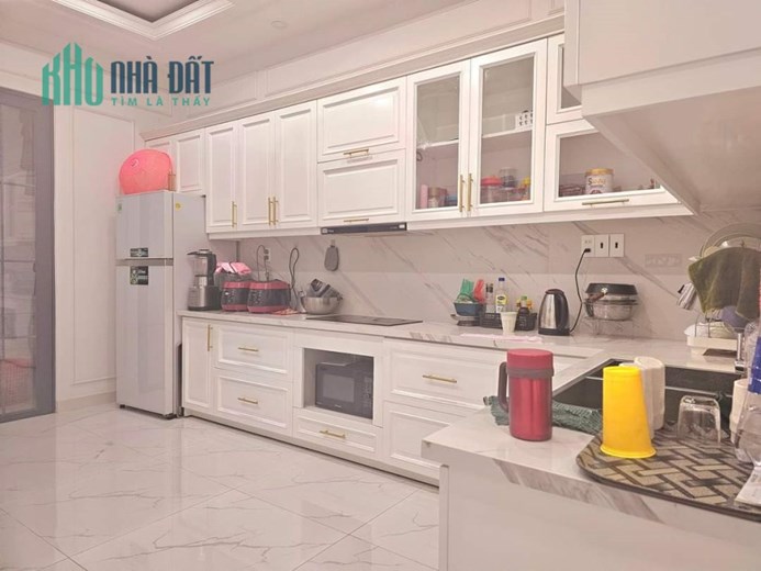 Bán nhà MẶT TIỀN HOA SỮA - 4 TẦNG thang máy, nội thất cao cấp, 21.5 tỷ, Phú Nhuận.