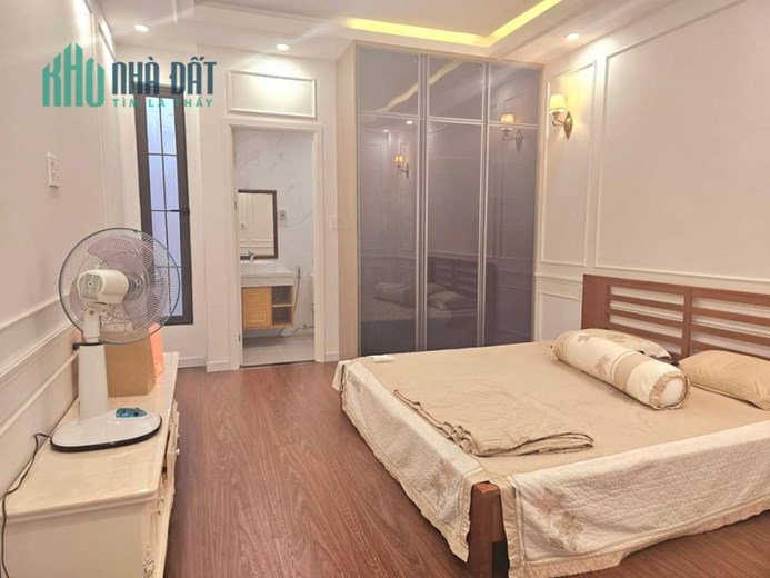 Bán nhà MẶT TIỀN HOA SỮA - 4 TẦNG thang máy, nội thất cao cấp, 21.5 tỷ, Phú Nhuận.