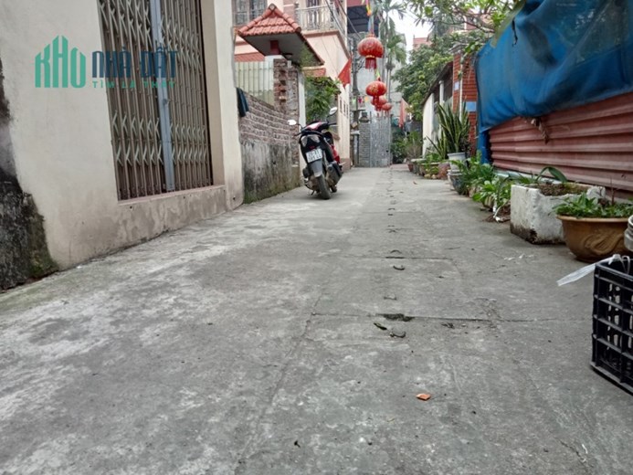 Đẹp nhất trong đê phường Yên Nghĩa 
-diện tích 48m sổ đỏ vuông vắn 
-mặt tiền = hậu . Đất thoáng