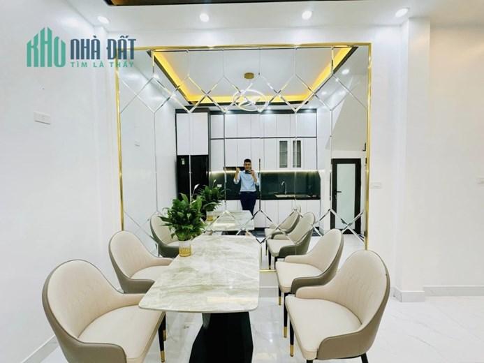 (TUYỆT VỜI) Cho thuê nhà Hào Nam, Đống Đa 55mx5T 6PN 15 tr phun đồ đẹp gia đình KD VP
