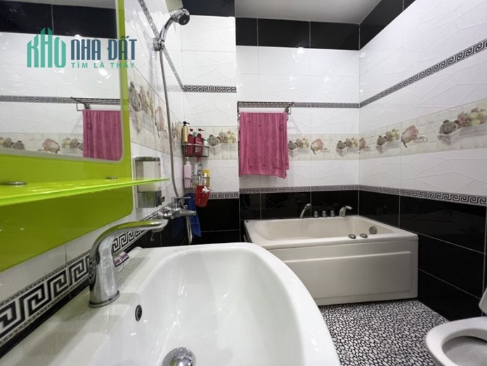 135m2, 3 tầng, 11 phòng, thu nhập 70 triệu ngay Cộng Hòa và Hoàng Hoa Thám, Q.T Bình chỉ 17 tỷ