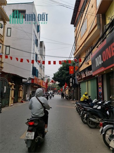 Bán 53m2 đất phố Ngô Xuân Quảng vào 30m. Ô tô 7 chỗ vào nhà. Chỉ 3xyz triệu. Lh 0989894845