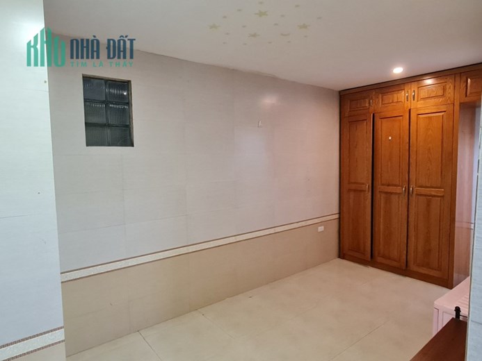 Chính chủ cần bán căn hộ tập thể tầng 1 (toà nhà 2 tầng) số 76 ngõ 364 đường Giải Phóng.