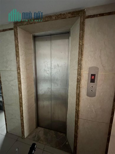 BÁN NHÀ VỊ TRÍ ĐẮC ĐỊA MP TRUNG KÍNH, 8 TẦNG, THANG MÁY, Ô TÔ TRÁNH, KINH DOANH KHỦNG.