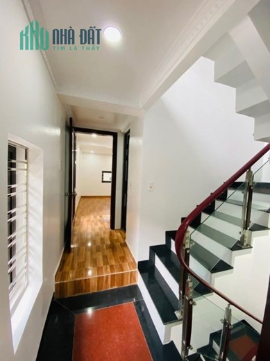 Bán nhà lô góc đường Miếu Hai Xã, 48m 3 tầng sân cổng riêng GIÁ 2.95 tỉ