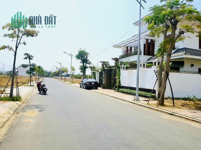 Bán lô Biệt Thự lưng tựa Sơn mặt hướng Thuỷ — Mặt tiền đường nhựa rộng 14m giá chưa tới 5 tỷ