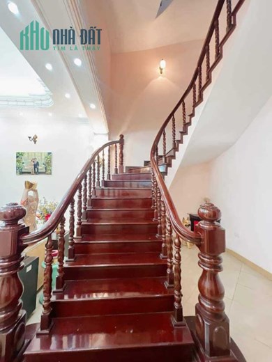 Bán Căn Biệt Thự Kiểu Pháp Ngõ 560 Nguyễn Văn Cừ - Long Biên 80m2 x 5 tầng, mặt tiền 8m, ô tô đậu