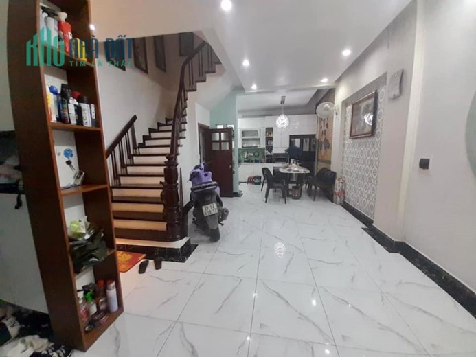 Bán nhà phố Nguyên Hồng, DTSD 39m2, MT3.8m, vỉa hè, ô tô, kinh doanh ổn, sổ đẹp, giá tốt.