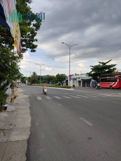 Bán Đất Tặng Nhà Mặt Tiền Đường 2/4 Vĩnh Hoà Nha Trang. Giá 50tr/m2