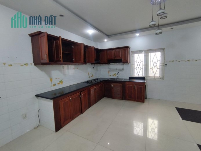 Bán nhà Hoàng Quốc Việt , Diện tích 5x16 đường 10 m, 4 tầng giá 10.tỷ 500