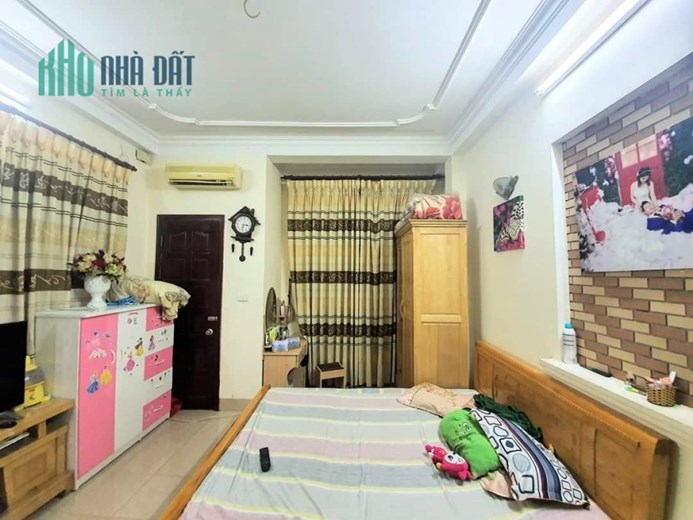 Bán nhà Hoàng Mai, nhà rộng, ngõ thoáng ba bước ra hồ giá 3.x tỷ