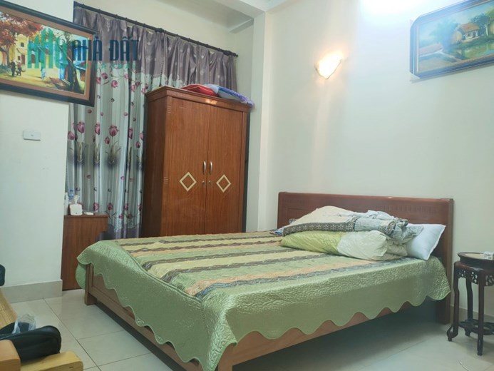 Bán nhà Hoàng Mai, nhà rộng, ngõ thoáng ba bước ra hồ giá 3.x tỷ