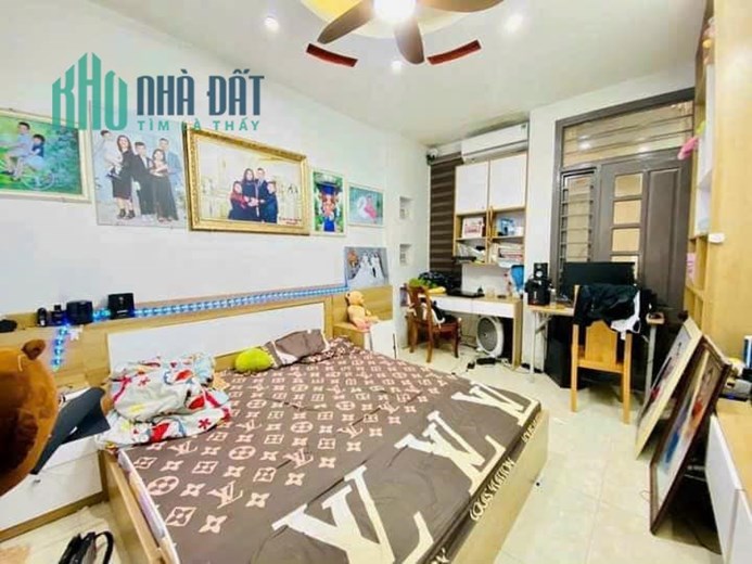 GIA ĐÌNH BÁN NHÀ 6 TẦNG DT:35M2 3 NGỦ GIÁ: 4.3 TỶ + FUN NỘI THẤT NGÕ 3M BA GÁC ĐẬU CỬA GẦN ROYAL