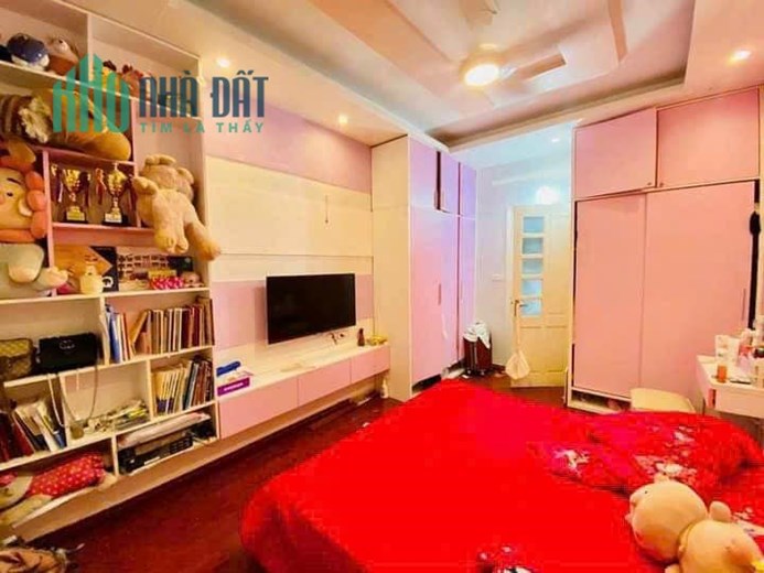 GIA ĐÌNH BÁN NHÀ 6 TẦNG DT:35M2 3 NGỦ GIÁ: 4.3 TỶ + FUN NỘI THẤT NGÕ 3M BA GÁC ĐẬU CỬA GẦN ROYAL