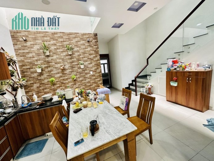 Bán nhà HXH Đình Phong Phú, 133m2, 3 tâng, giá chỉ hơn 8 tỷ.