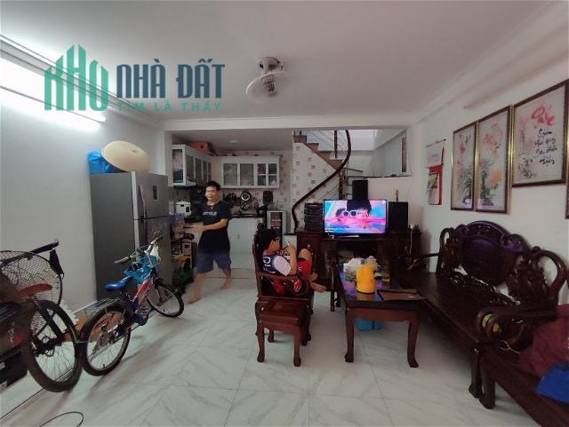 BÁN NHÀ 5 TẦNG MỚI CỨNG,SAU KHÁCH SẠN MARRIOTT - NAM TỪ LIÊM, CHỈ HƠN 3 TỶ