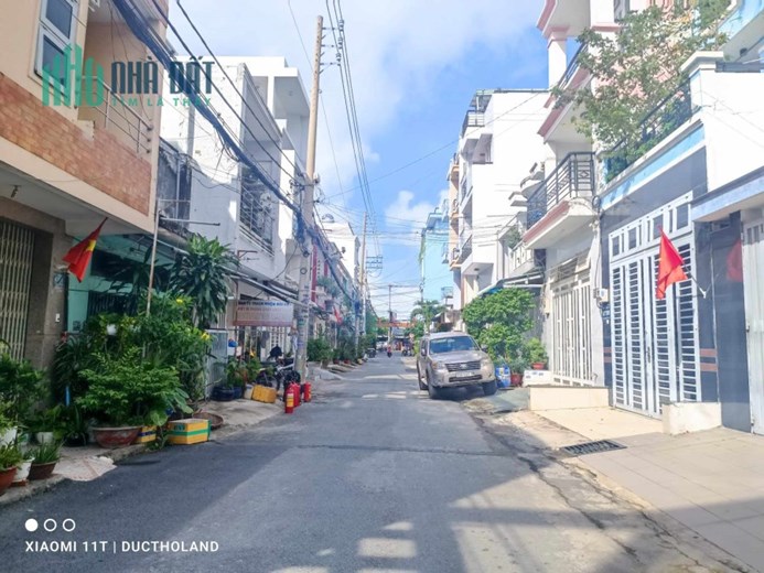 Bán nhà tâm huyết 5x20m, 3 tầng, HXH Hà Huy Giáp, Quận 12 giáp Gò Vấp