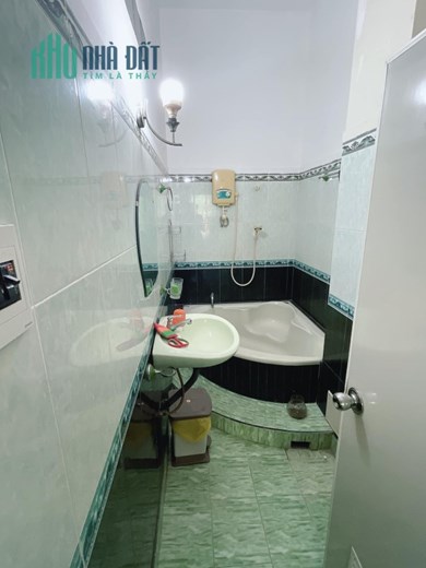 Bán nhà Mặt tiền Đoàn Văn Bơ gần Tôn Đản, DT: 4/5.4x23m, 4 Tầng, 8PN, hạ còn 16.5 tỷ.